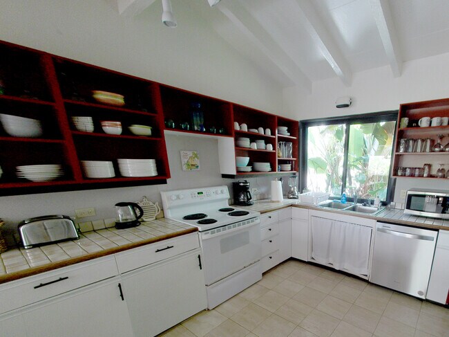 Kitchen with vaulted ceiling - 426 Ilimano St