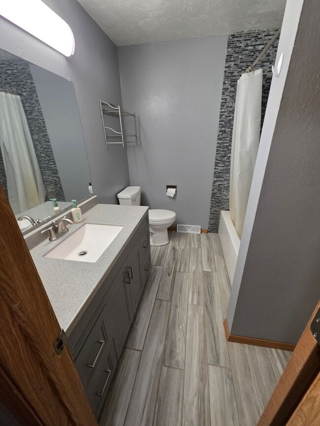Building Photo - 501 Adare Rd