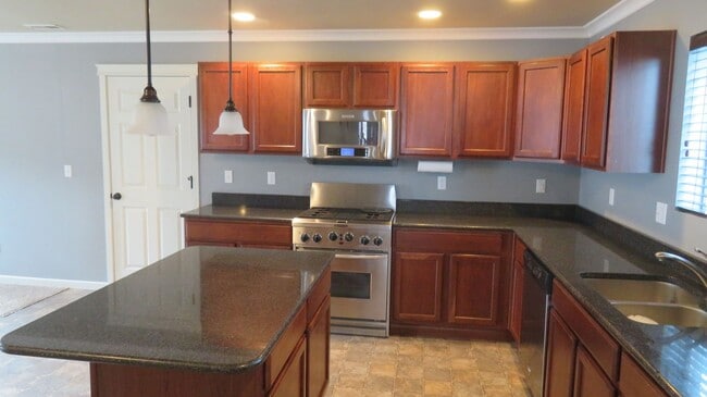 Building Photo - 1577 Burnside Pl
