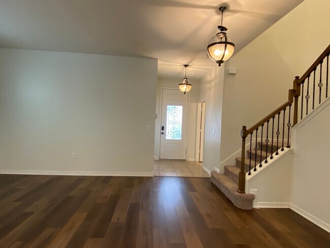 Building Photo - Stunning 5 Bedroom Pool Home in Orchard Hi...