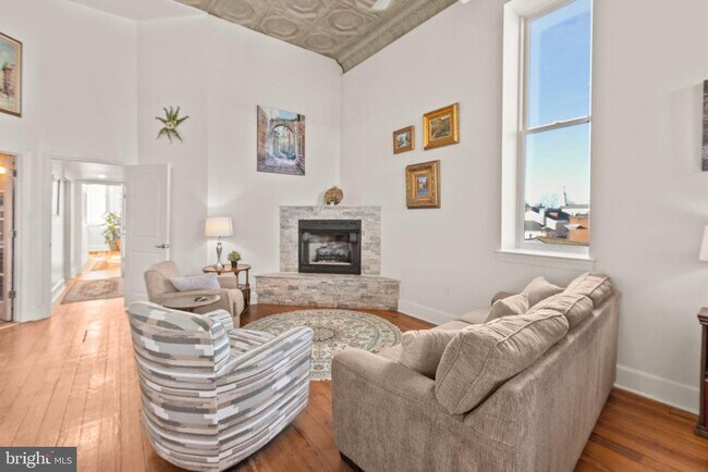 Building Photo - 809 Caroline St