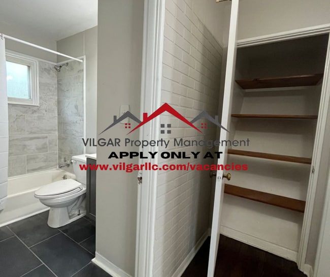 Building Photo - 2 Bedroom, 1 Bathroom Home in Gary, IN