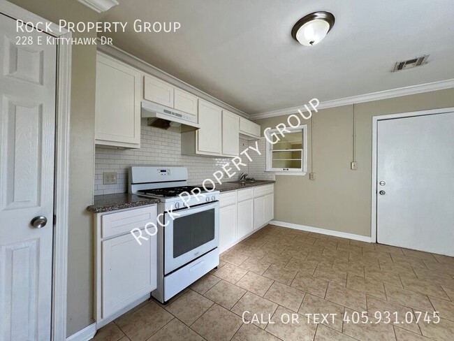 Building Photo - Charming & Fully Remodeled 2-Bedroom Home ...