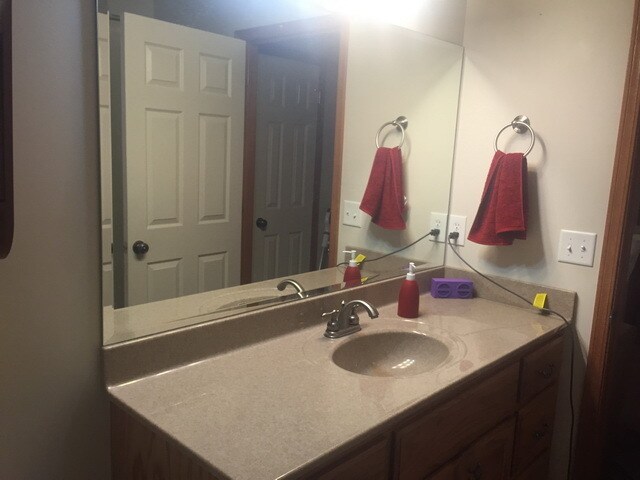 Building Photo - 3 bed 2 bath off Scenic Drive - AVAILABLE ...