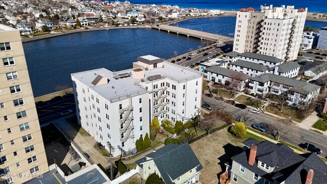 Building Photo - 500 Deal Lake Dr