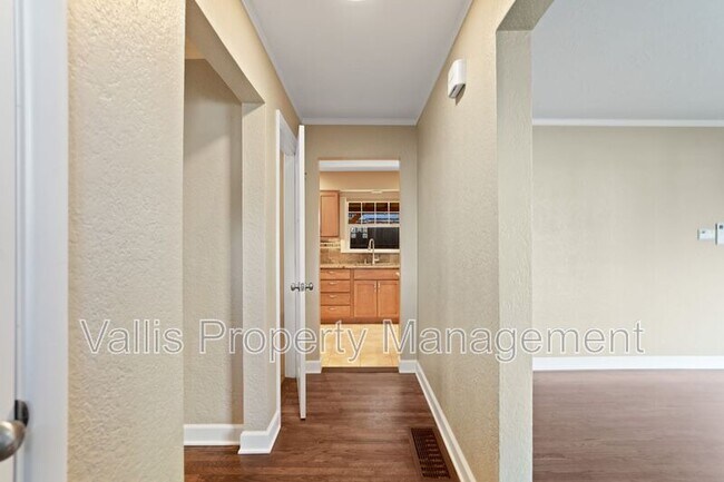 Building Photo - 1025 Terrace Dr NW