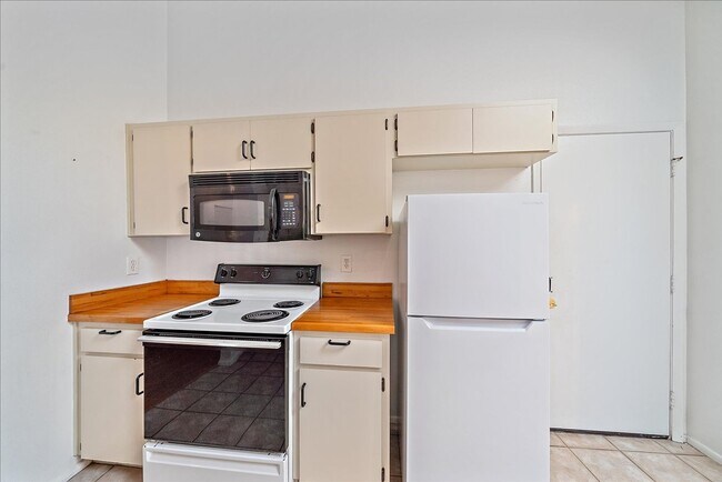 Building Photo - Annual 3 bed 2 bath house with a garage av...