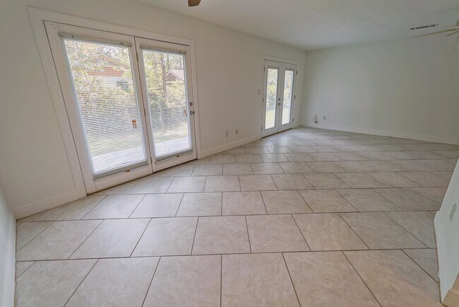 Building Photo - 251 S Villas Ct