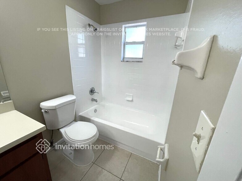 Building Photo - 5108 E Holland Ave