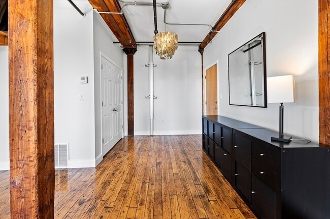 Building Photo - 881 E 1st St
