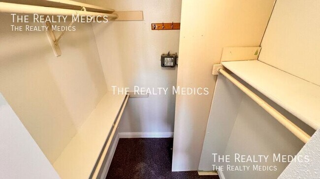 Building Photo - 3700 Idlebrook Cir