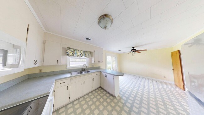 Building Photo - 135 Airport Rd