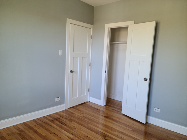 Building Photo - 4839 W Addison St