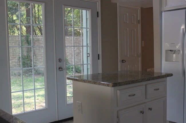 Building Photo - 3126 E Lake Cres Dr