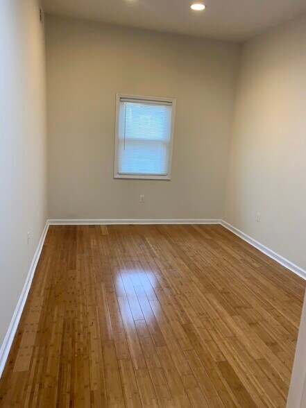 Bedroom - 2527 Brookfield Ave