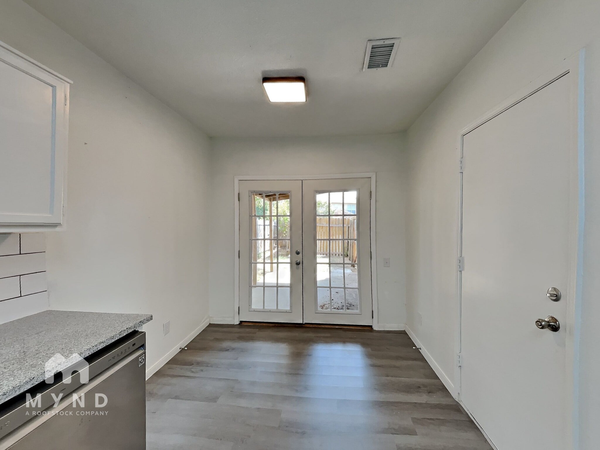 Building Photo - 1616 Beach Ln