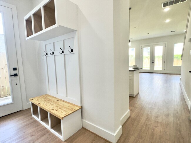 Building Photo - 7819 Colonial Ln
