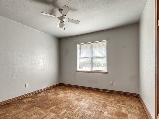 Building Photo - 1221 NE 44th St