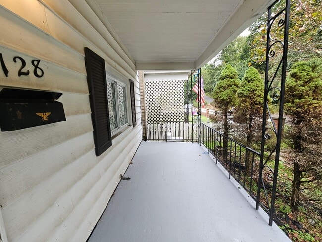 Building Photo - 3 bed 1 bath House for rent in Crafton!