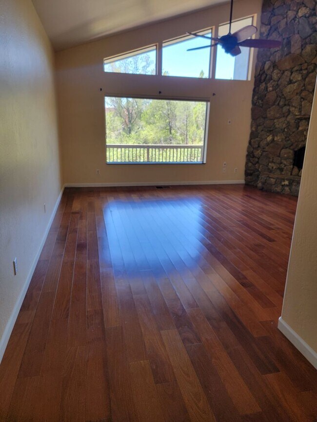 Building Photo - 255 Canyon Dr