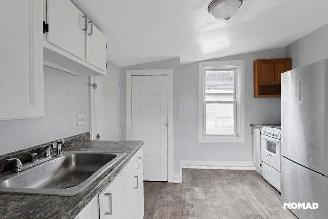 Building Photo - Charming 1BR Duplex in Salem