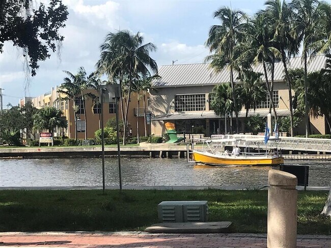 Building Photo - 401 SW 4th Ave