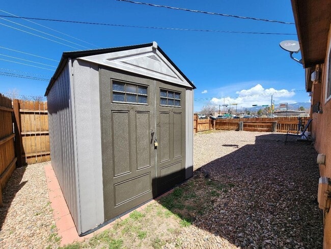 Building Photo - 1506-A Agua Fria St