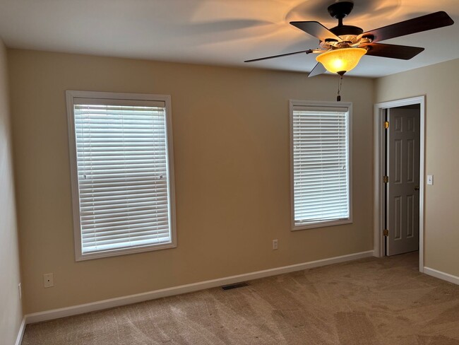 Building Photo - 2 BEDROOM 2 1/2 BATH TOWN HOME