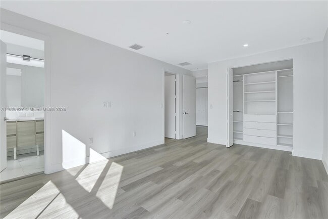 Building Photo - 4226 NE 7th Terrace