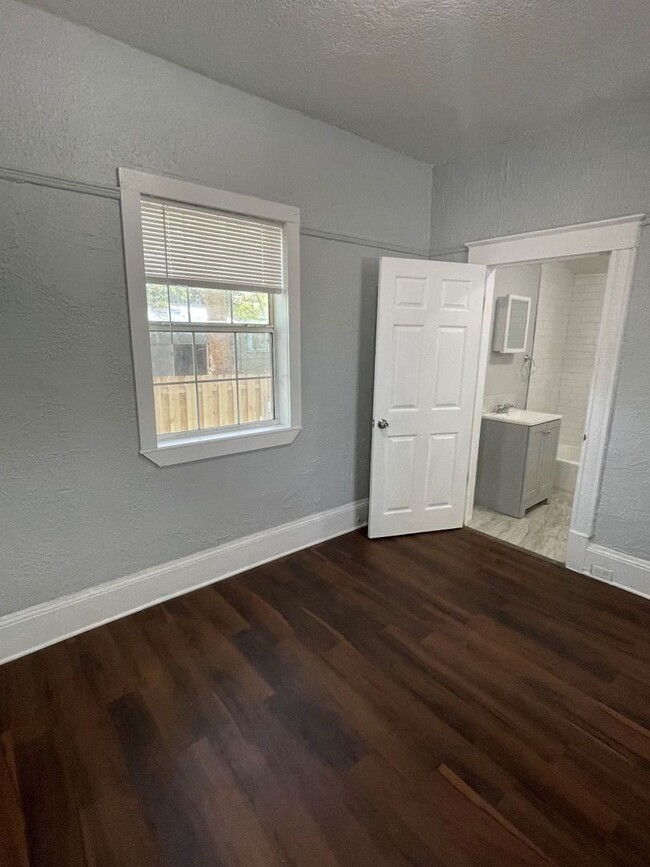 Building Photo - Renovated 3 bed 1 bath!