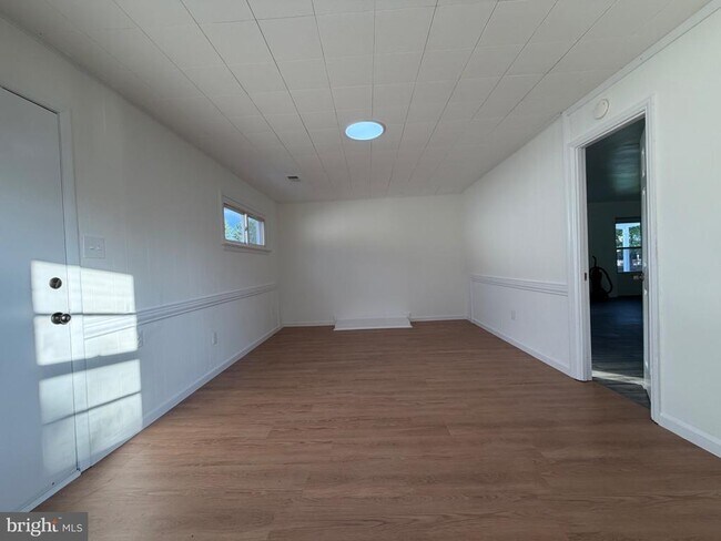 Building Photo - 606 W Beech Rd