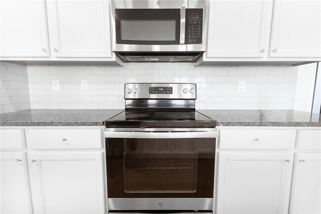 Building Photo - 7095 Gladstone Cir