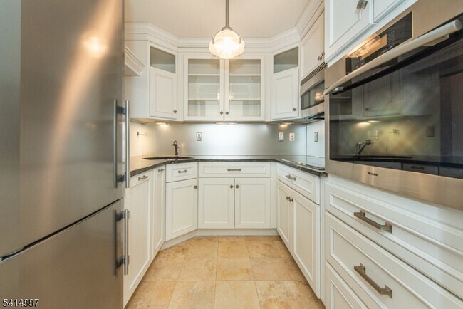 Building Photo - 300 Main St