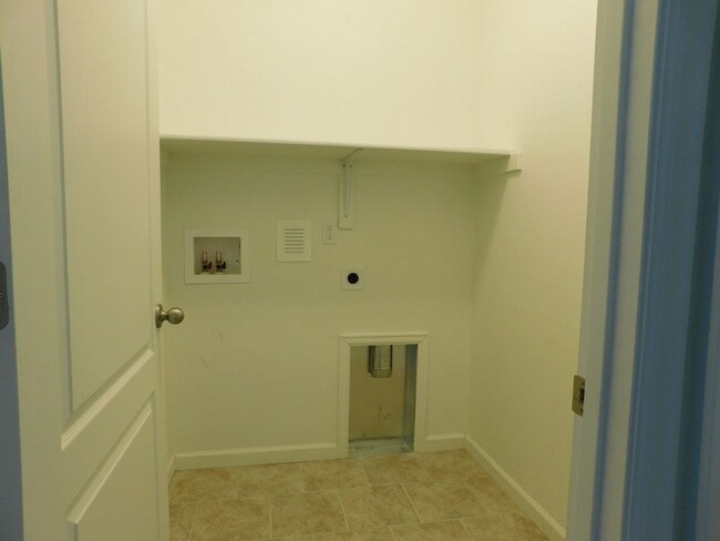 Building Photo - Townhome Near Shopping