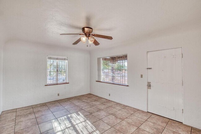 Building Photo - 1304 E Linden St