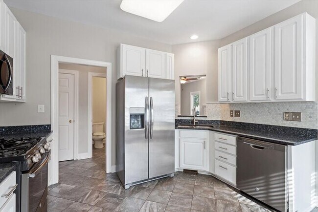 Building Photo - Spacious 4 Bedroom Raleigh Home - Fenced i...
