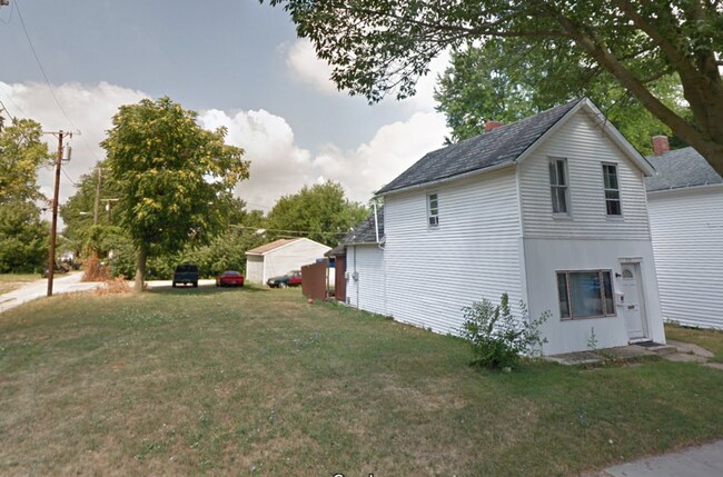 Building Photo - 3 BR 1 1/2 Bath 2 Story Available Now!