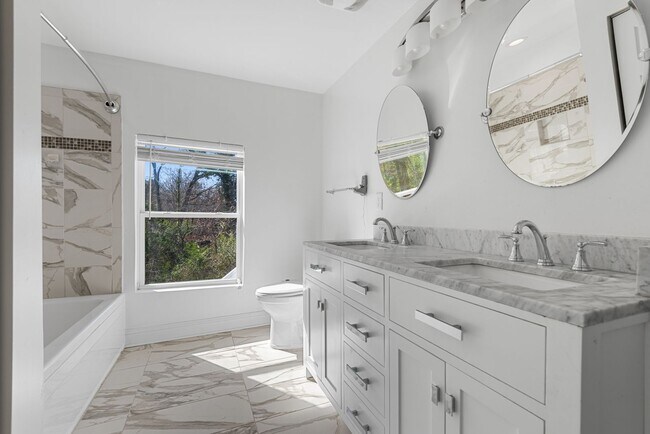 Building Photo - Gorgeous Home Near Downtown Durham!