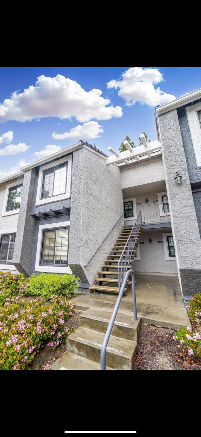 Building Photo - 15094 Avenida Venusto