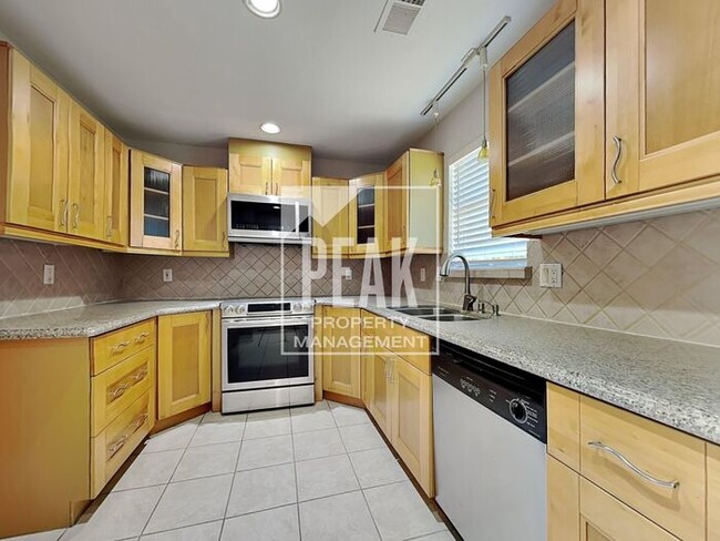 Building Photo - $2,600! Beautiful 3 Bed, 2 Bath home in Desirable Plano! Tour today!