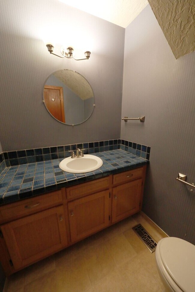 Building Photo - Spacious Custom Home, Most Utilities Included!