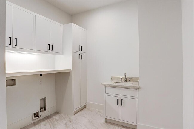 Building Photo - 3021 Maroneal St