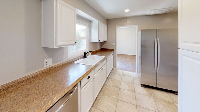 Building Photo - 5121-5123 E Falls View Dr