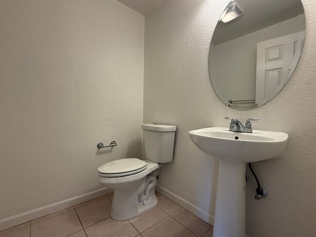 Building Photo - Beautiful and Modern 3 Bedroom 2.5 Bath Townhome in Montecito Vista Area