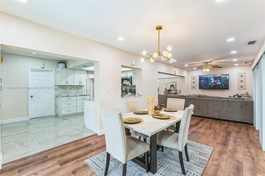 Building Photo - 5706 S Travelers Palm Ln