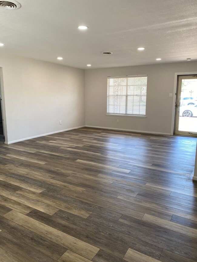 Building Photo - Great Home with lots of updates
