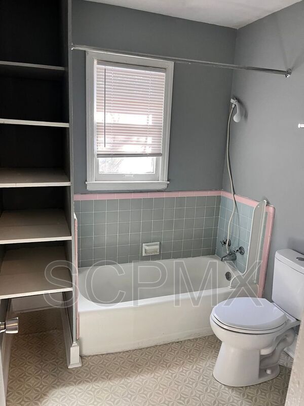 Building Photo - 2423 Crestview Dr