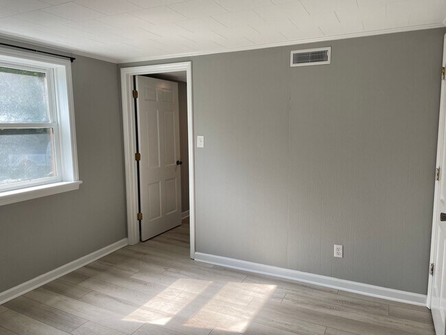 Building Photo - 7942 Lake Vista Dr