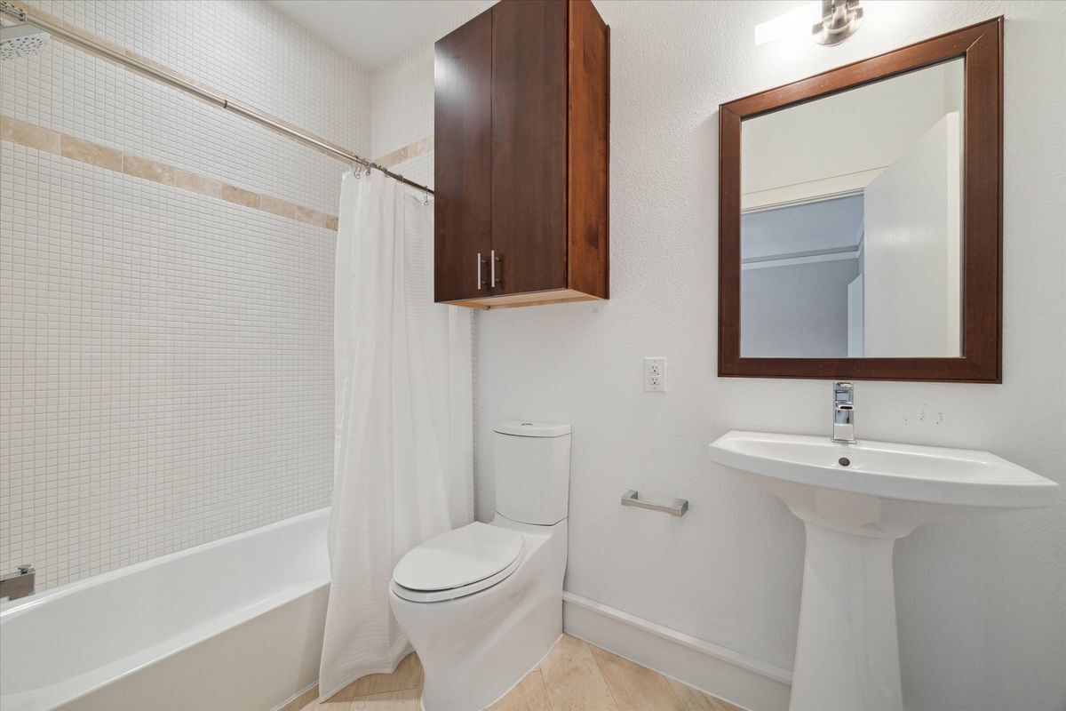 Building Photo - 6126 Clyde St