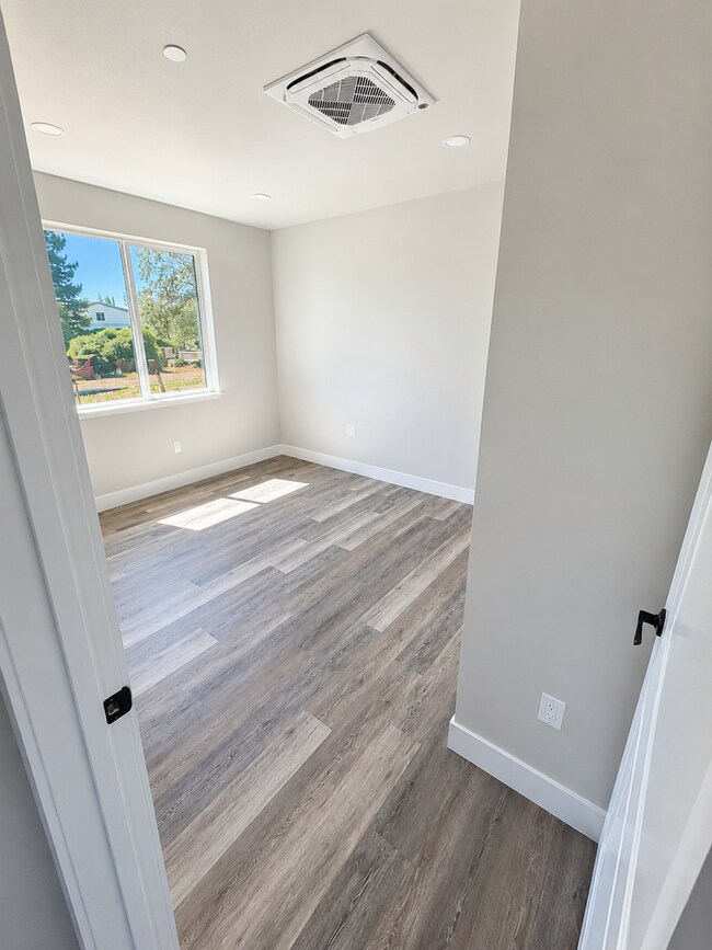 Building Photo - 5581-5581 Linrich Ln